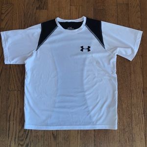 Boys Under Armour loose fit performance tee. Sz M